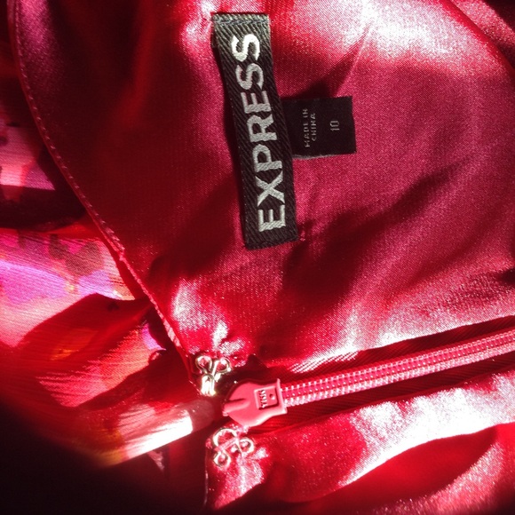 Flowery Express Dress - Picture 2 of 3